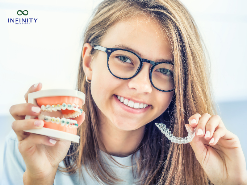 So sánh niềng răng mắc cài và niềng răng trong suốt