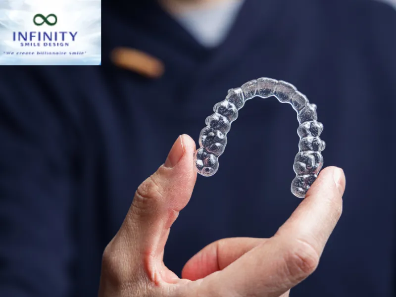 Niềng răng trong suốt Invisalign là phương pháp chỉnh nha tiên tiến sử dụng khay niềng trong suốt từ nhựa chuyên dụng để điều chỉnh răng.