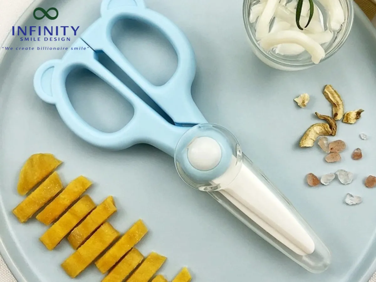 Kéo cắt thức ăn cho người niềng răng không chỉ là một dụng cụ hỗ trợ tiện lợi mà còn đóng vai trò quan trọng trong việc bảo vệ bộ niềng, giảm thiểu tổn thương và giúp quá trình niềng răng diễn ra thuận lợi