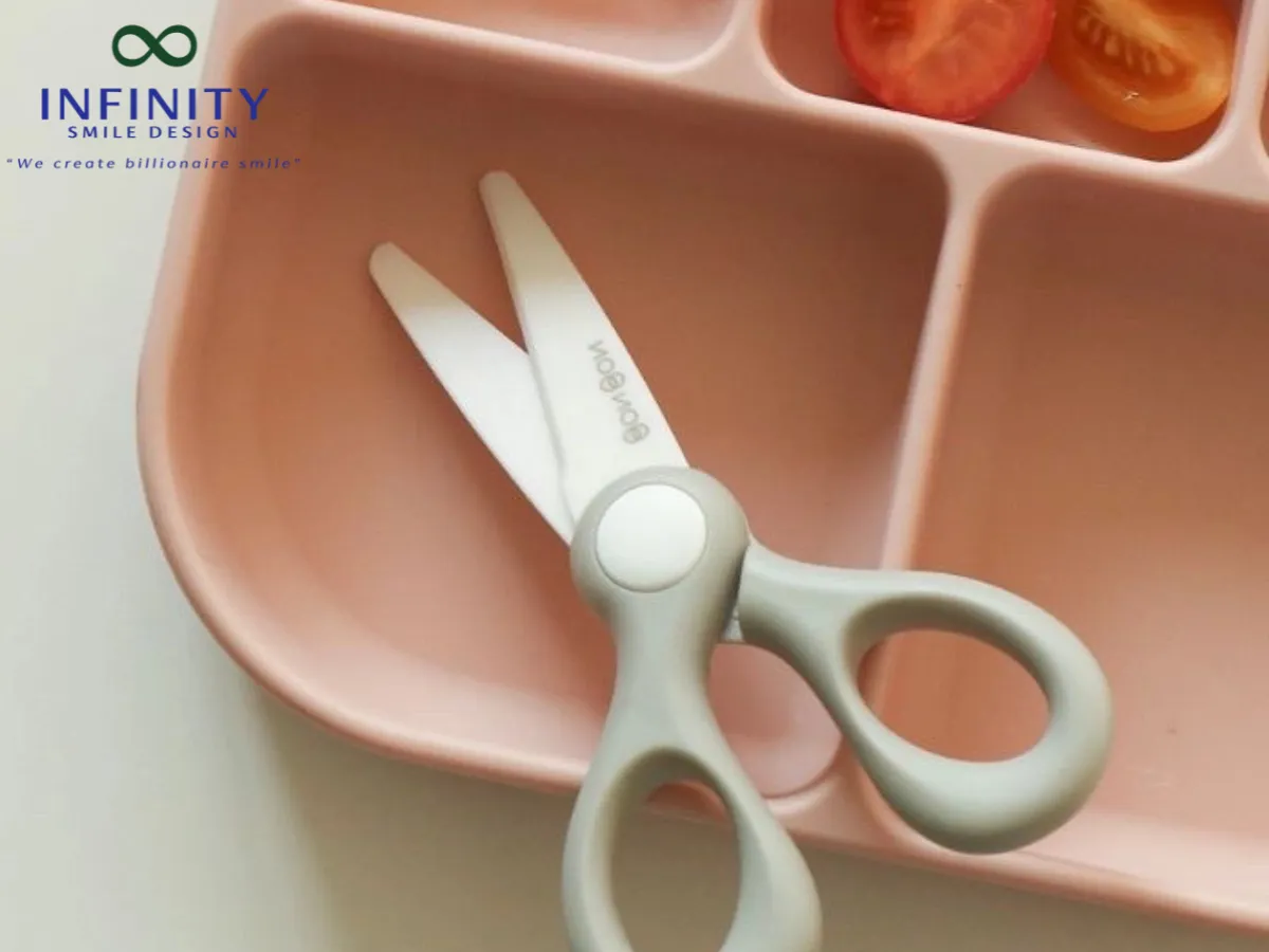Kéo cắt thức ăn cho người niềng răng trở thành một dụng cụ hữu ích, giúp chia nhỏ thức ăn, bảo vệ niềng răng