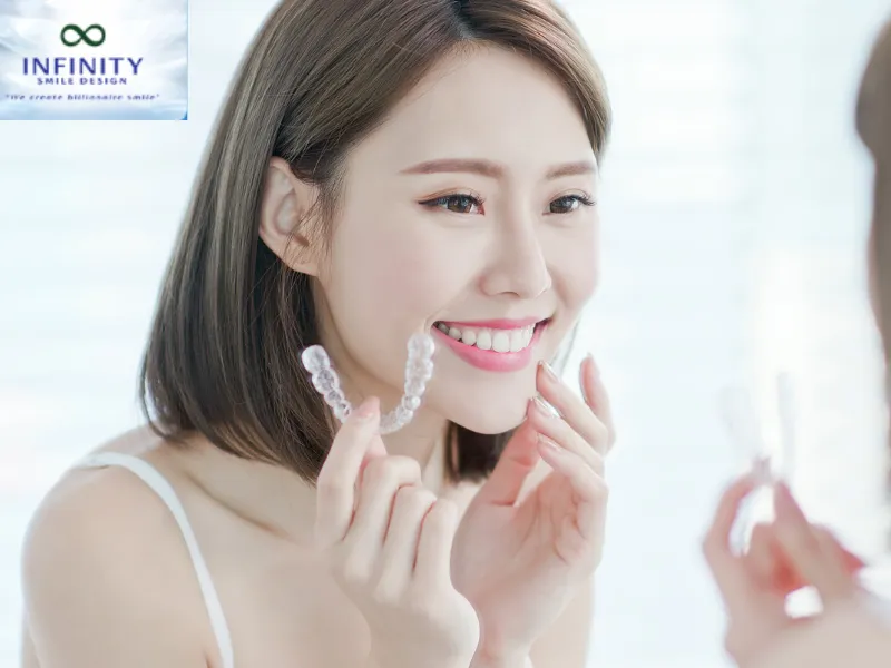 Các khay niềng Invisalign được làm từ nhựa mềm, vừa vặn với hàm răng, giúp người sử dụng cảm thấy thoải mái hơn khi đeo.
