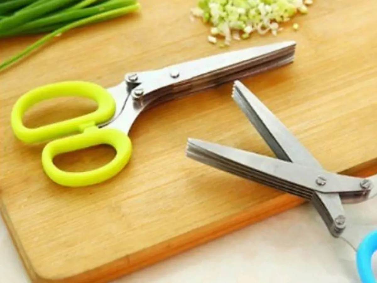 Bạn nên chọn loại kéo có lưỡi nhỏ, mỏng và sắc bén để dễ dàng cắt chính xác các miếng thức ăn mà không bị bẹp hay rách.