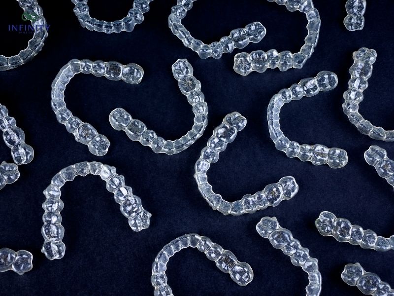 So sánh niềng răng Zenyum và Invisalign