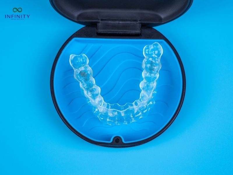 So sánh niềng răng Zenyum và Invisalign